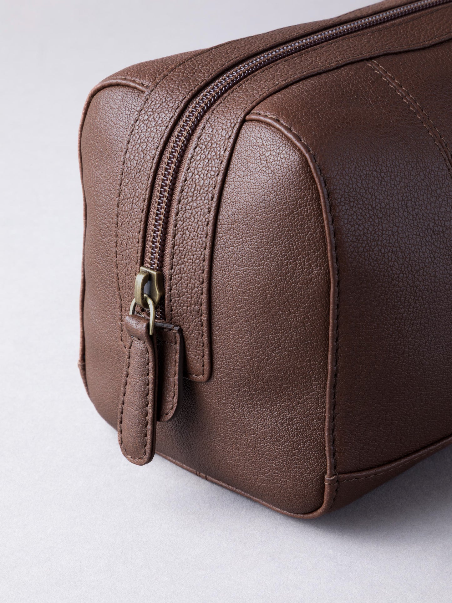 Discoverer Leather Washbag