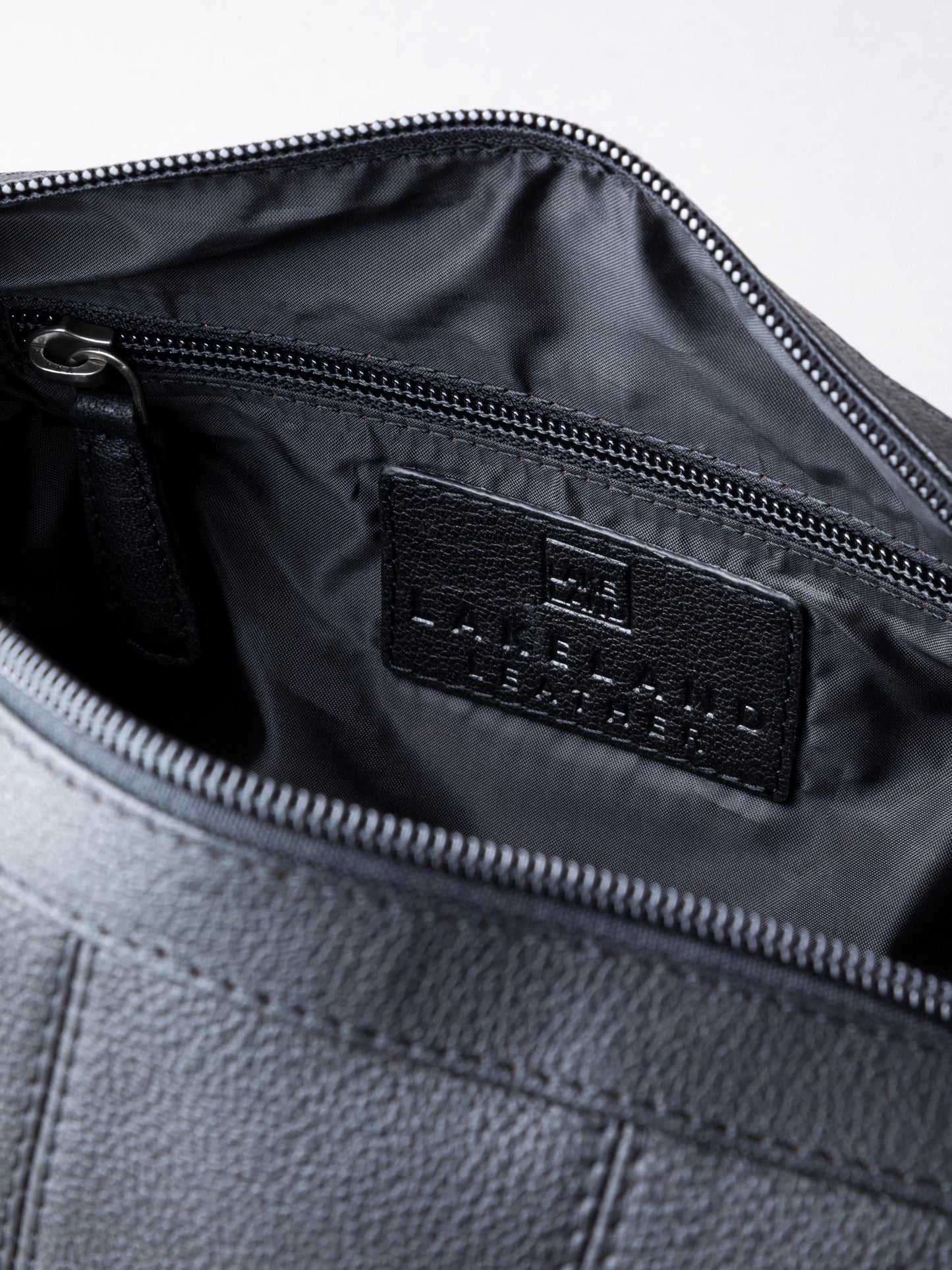 Discoverer Leather Washbag