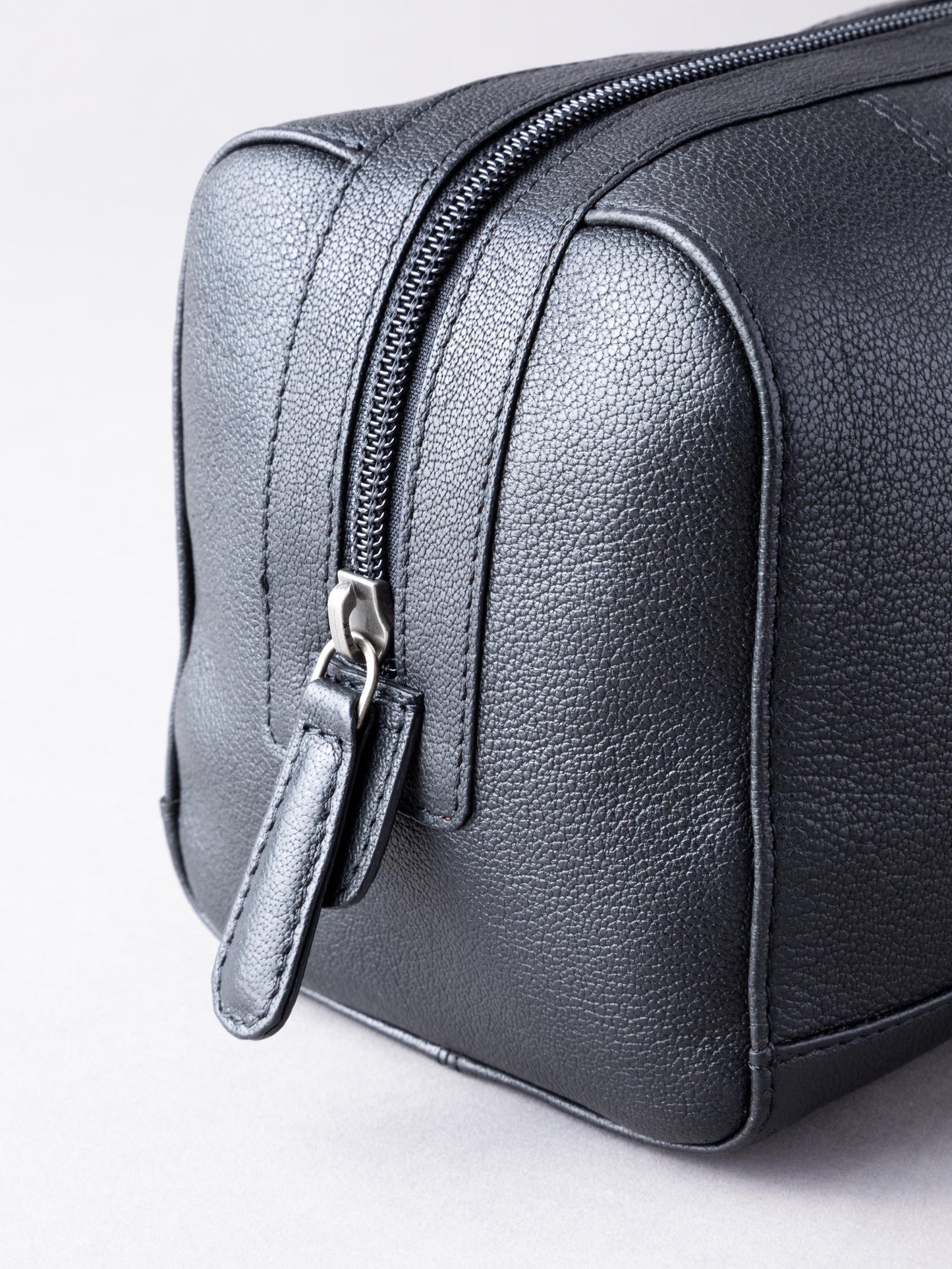 Discoverer Leather Washbag