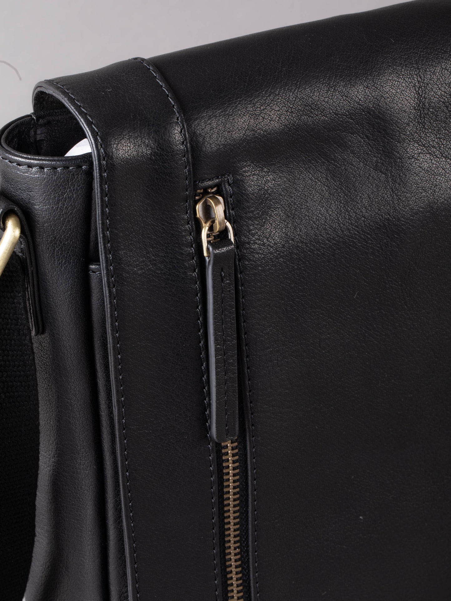 Keswick Medium Leather Messenger Bag