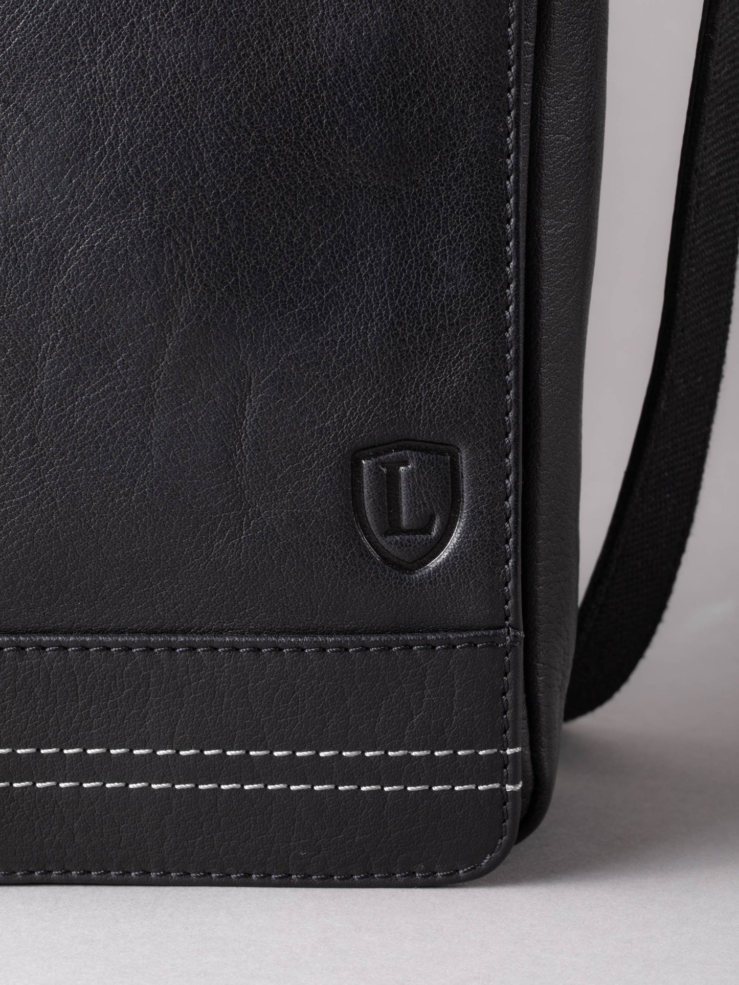 Keswick Medium Leather Messenger Bag