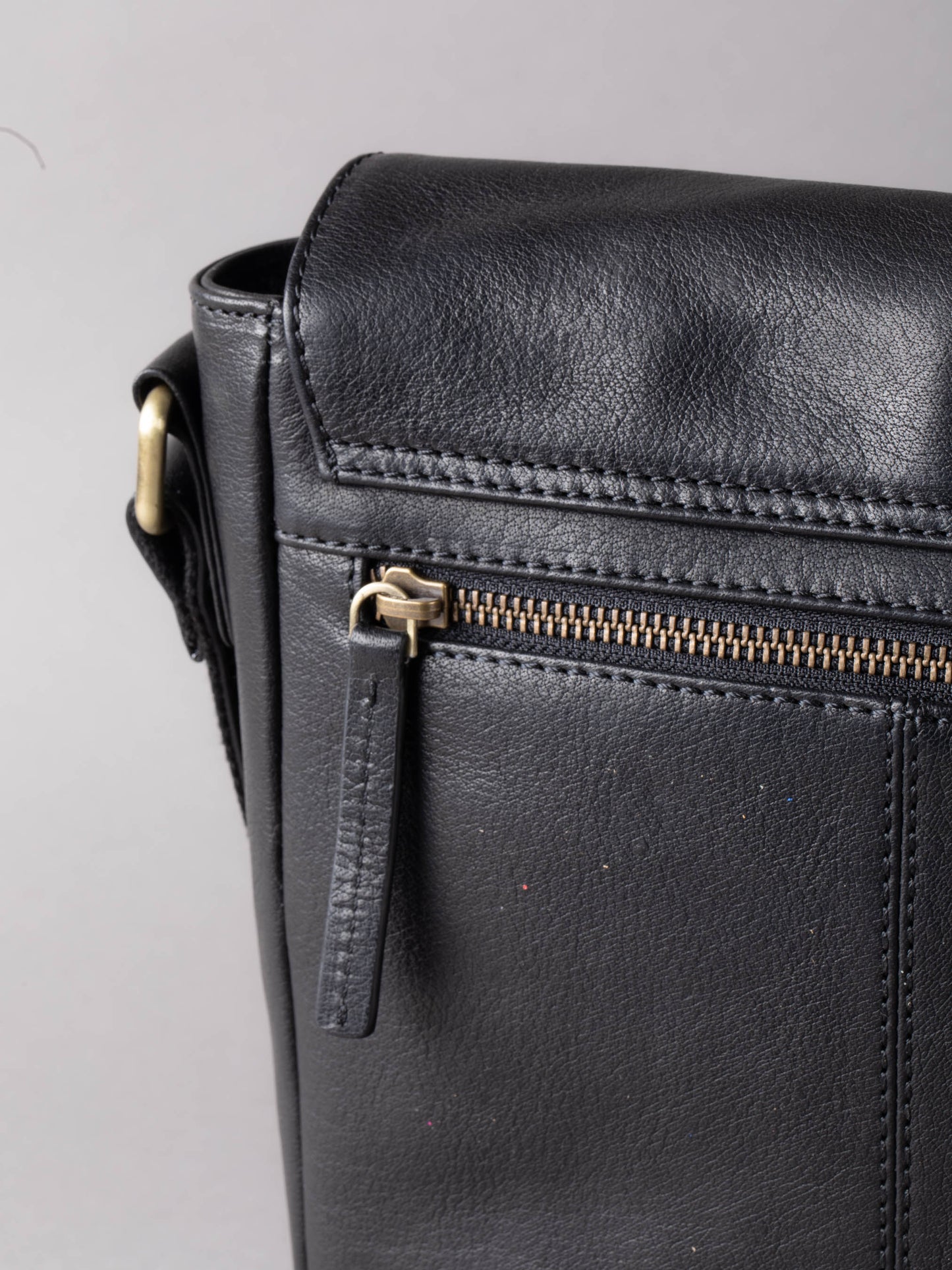 Keswick Medium Leather Messenger Bag